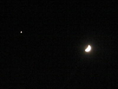 夜空には月と木星のランデブー。素晴らしい夜です。